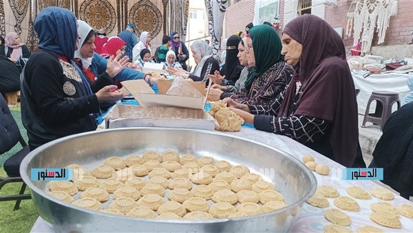 بهجة زمان.. سيدات كرموز يحيين التراث الشعبي في أكبر مائدة لتصنيع كعك العيد بالإسكندرية