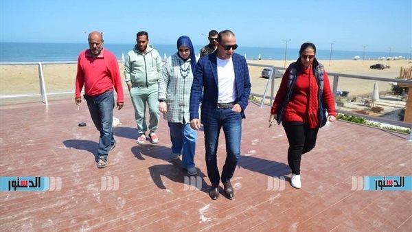 قبل انطلاق الموسم الصيفي.. "رئيس بورفؤاد" يتفقد أعمال تطوير ورفع كفاءة شاطىء المدينة