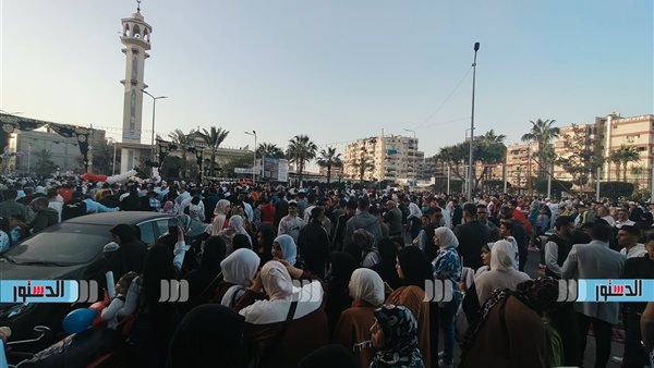 المئات من أهالى بورسعيد يؤدون صلاة عيد الفطر فى 11 ساحة