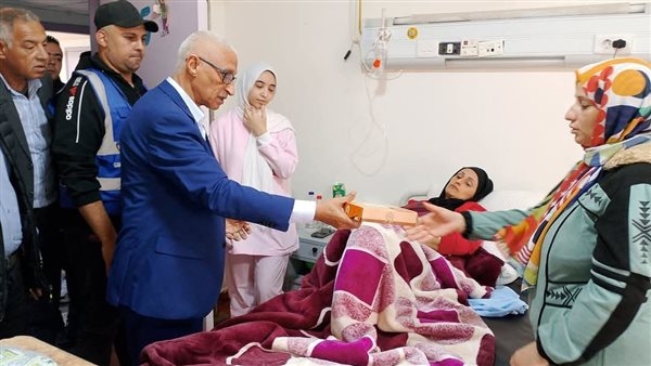 محافظ شمال سيناء يزور مستشفى العريش العام ويقدم التهنئة للمرضى والجرحى الفلسطينيين
