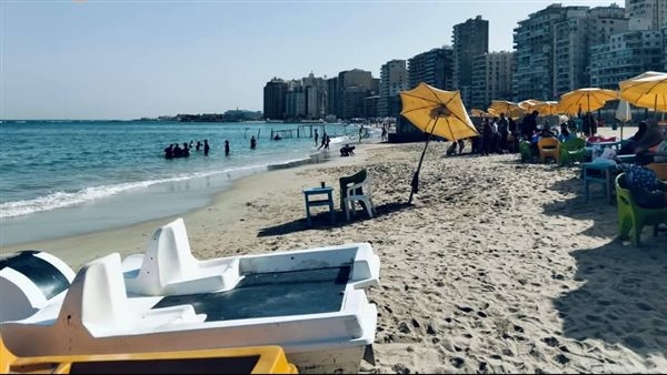 إقبال متوسط على شواطئ الإسكندرية في ثالث أيام العيد