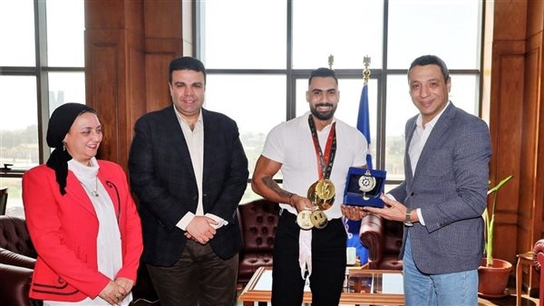 محافظ السويس يكرم مايكل جمال لفوزه ببطولة العالم لكمال الأجسام