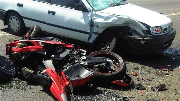 رفع أثار حادث تصادم بين دراجة نارية وسيارة فى كفر الشيخ
