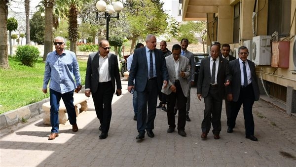 رئيس جامعة قناة السويس يوجه التهنئة للعاملين خلال جولة تفقدية بالمبنى الإداري