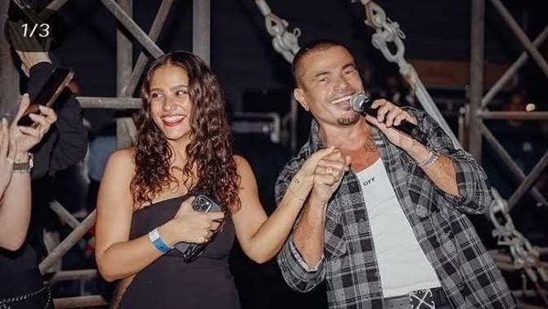 «تعليم بلاد برا».. عمرو دياب يمازح ابنته جنا بعد حفله الأخير في دبي