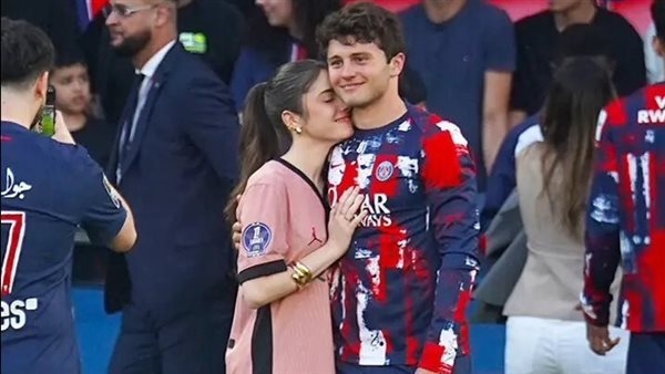 نجم باريس سان جيرمان يحتفل بلقب الدوري الفرنسي بطريقة غريبة مع صديقته (صور)