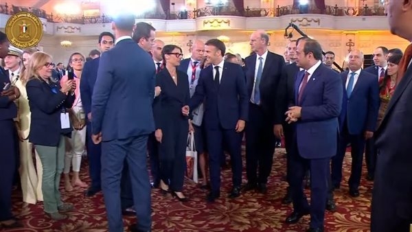 هالة منصور: تواجد الرئيس السيسي وماكرون بمكان مزدحم مشهد يصعب وجوده بمجتمعات أخرى