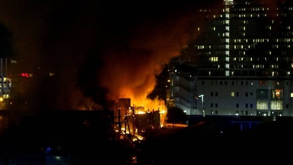 عاجل.. فرق الإطفاء الفرنسية تكافح حريقًا ضخمًا فى شمال باريس
