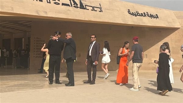 ثاني أيام التشغيل التجريبي.. إنسيابية فى حركة السائحين بالأهرامات (صور)