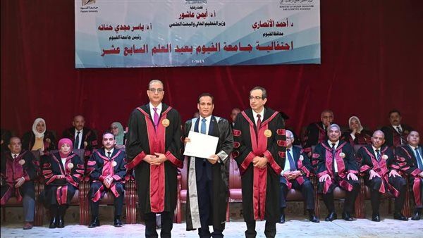 صلاح هاشم يفوز بجائزة التفوق من جامعة الفيوم