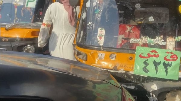 مذيعة تتعرض لاعتداء لفظي وجسدي من سائق توك توك وبنته في الشرابية (صور)