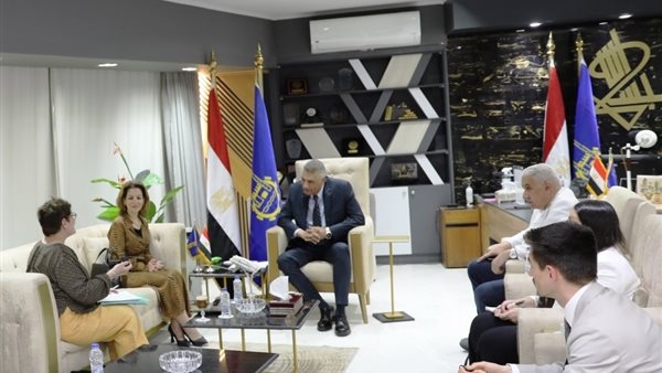 محافظ أسوان يستقبل وفد منظمة التعاون والتنمية الإقتصادية لبحث سبل التخطيط المحلى