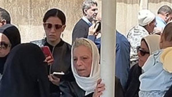 تشييع جثمان زوج الفنانة عارفة عبد الرسول لمثواه الأخير بالإسكندرية