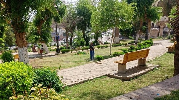 تكثيف جهود النظافة وتهذيب الأشجار وتجميل الحدائق العامة والمتنزهات في أسوان