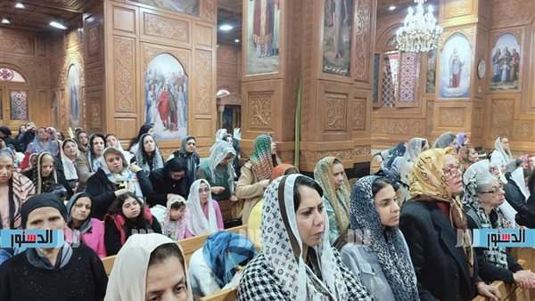 " قداس وصلبان وتيجان من سعف النخيل".. كنيسة الأنبا بيشوي ببورسعيد تحتفل بأحد الشعانين