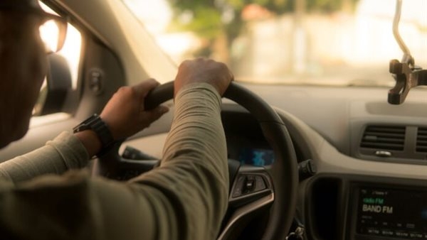 مصمم يشربني سجاير وكنت هنط من العربية.. فتاة تتهم سائق بالتحرش