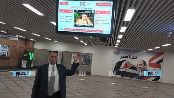نجيب محفوظ في استقبال ركاب مترو أنفاق القاهرة الكبرى