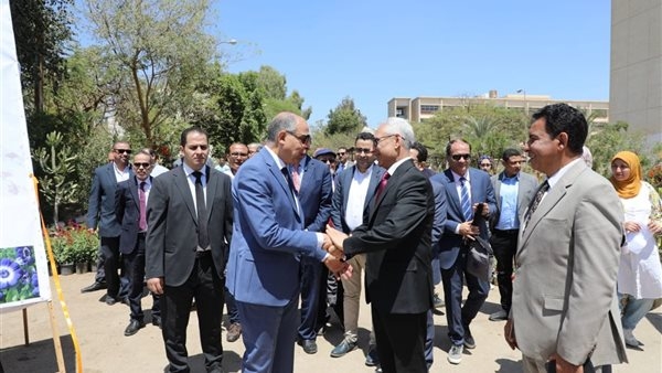 محافظ المنيا ورئيس الجامعة يفتتحان معرض الزهور بكلية "زراعة المنيا"