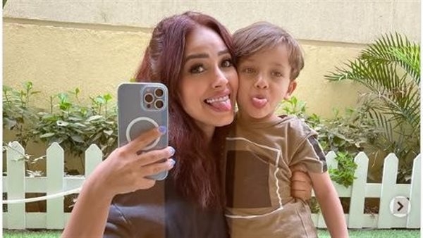 رنا سماحة تعود إلى بيتها بحكم المحكمة.. وتريند بسبب صورة مع "مالك"