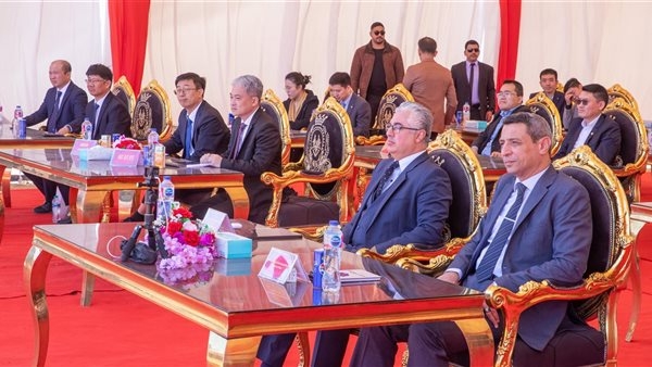 بـ25.5 مليار جنيه.. رئيس اقتصادية قناة السويس يشهد وضع حجر أساس مشروع 'بيفار" بالسخنة