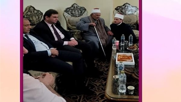 مدير "الأزهر للفتوى" يكشف سبب جلوسه تحت قدم شيخه ومعلمه