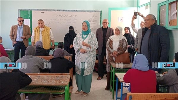 وكيل" تعليم مطروح" تتفقد الامتحان التجريبي للدراسات الإجتماعية لطلاب "الإعدادية" بنظام البوكليت