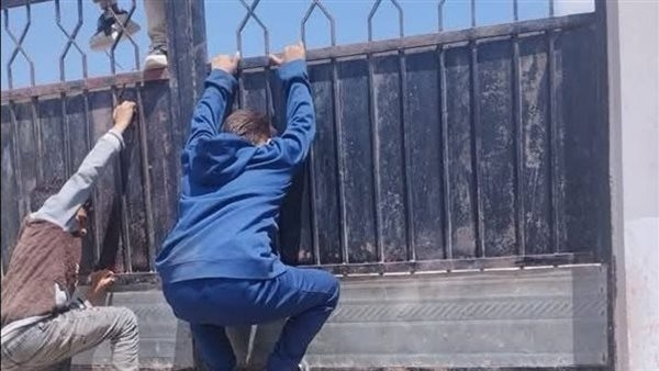 حالة من الجدل بعد تداول صور لطلاب يتسلقون سور مدرسة ابتدائية في البحيرة