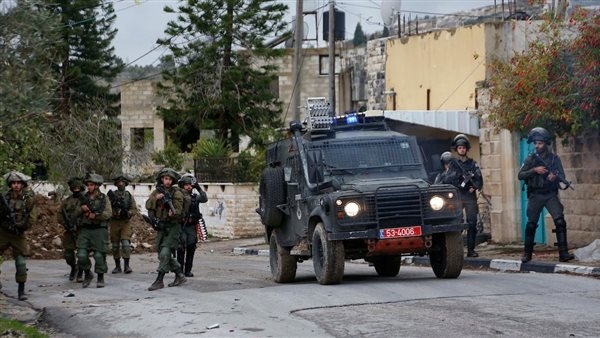 فى يومهم العالمى.. الاحتلال يعاقب العمال الفلسطينيين بالغرامات
