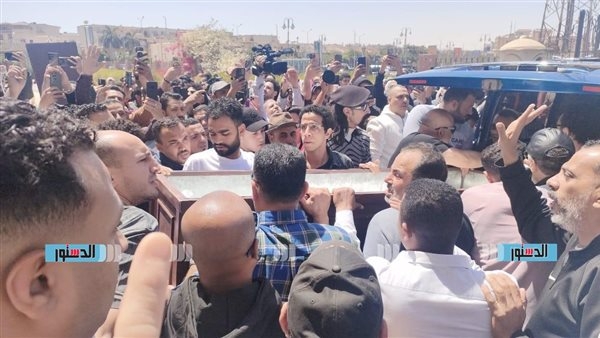 لحظة مؤلمة لا تُنسى.. بكاء وانهيار في جنازة سليمان عيد