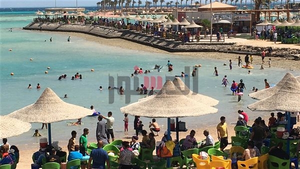 إقبال كبير على شواطئ الغردقة احتفالًا بأعياد الربيع وعيد القيامة المجيد