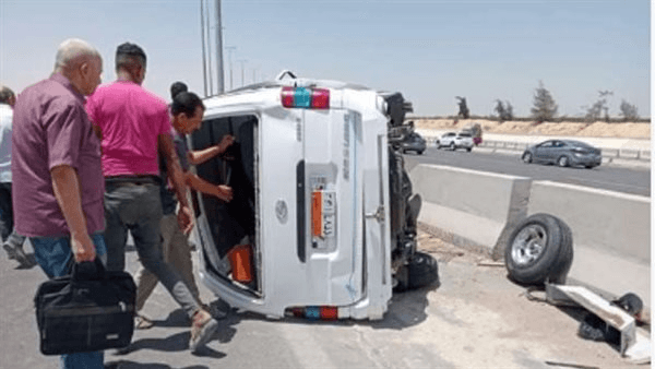 السرعة الزائدة السبب.. التحريات تكشف ملابسات انقلاب ميكروباص وإصابة 6 بطريق الواحات