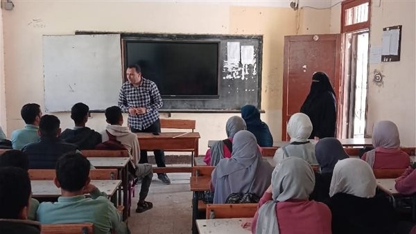 فرع ثقافة الإسماعيلية يُعرف طلاب المدارس بسيرة أديب نوبل نجيب محفوظ