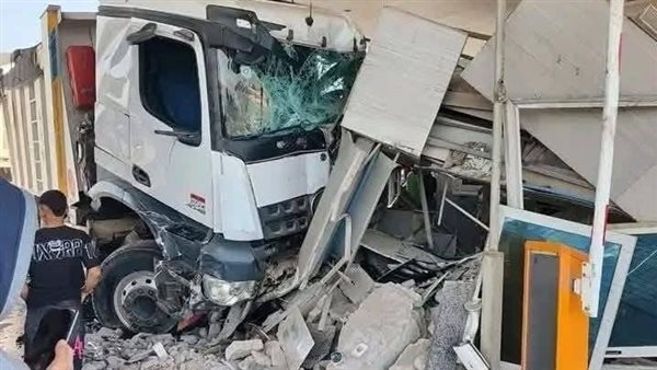 تصادم سيارة نقل بكارتة الطريق الأوسطي في اتجاه أكتوبر