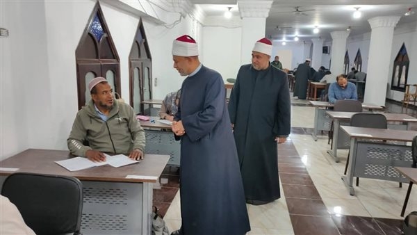 وكيل "أوقاف الإسماعيلية" يتفقد لجان امتحانات مركز إعداد محفظي القرآن الكريم