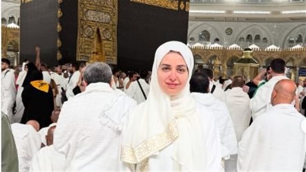 هبة مجدى تنهى مناسك العمرة وتشارك جمهورها صورًا من أمام الكعبة (صور)