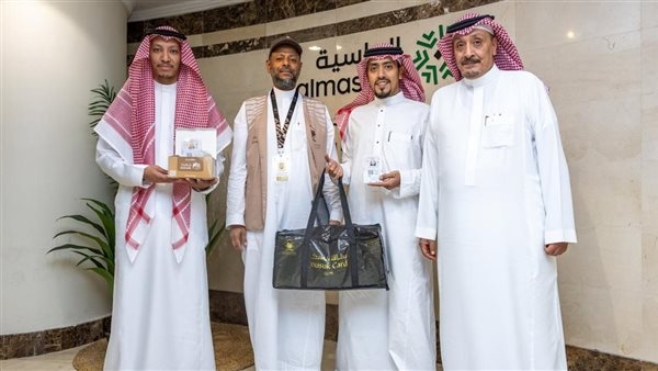 "مشارك الماسية" أول من تسلّمها.. بدء تسليم بطاقات "نسك" للحجاج