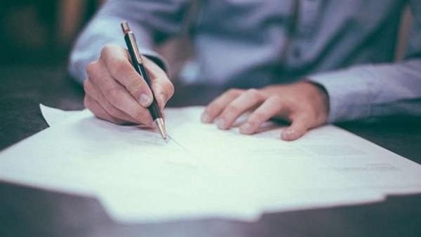 خبير قانوني: تزوير العقود الرسمية جريمة تهدد الأنساب والميراث.. وهذه عقوبتها