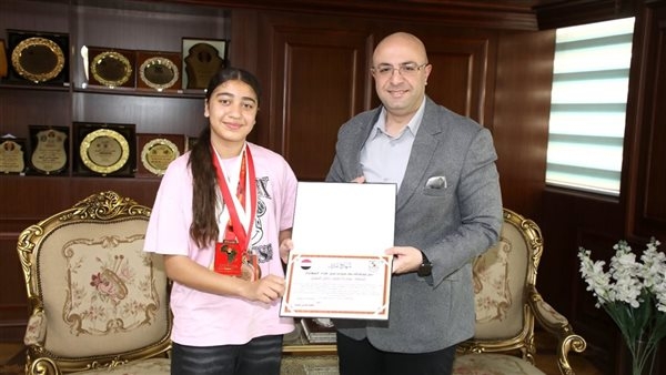 عقب تقرير "الدستور".. محافظ بني سويف يلتقي لاعبة منتخب مصر لسلاح الشيش