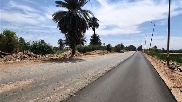 محافظ أسوان يتابع أعمال مشروع رصف طريق "إدفو- مرسى علم"