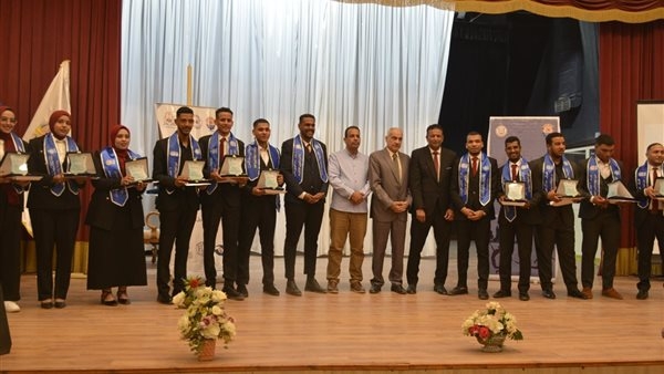 جامعة أسوان تختتم ملتقى "قادة الجمهورية الجديدة" بتنصيب اتحاد طلاب 2025