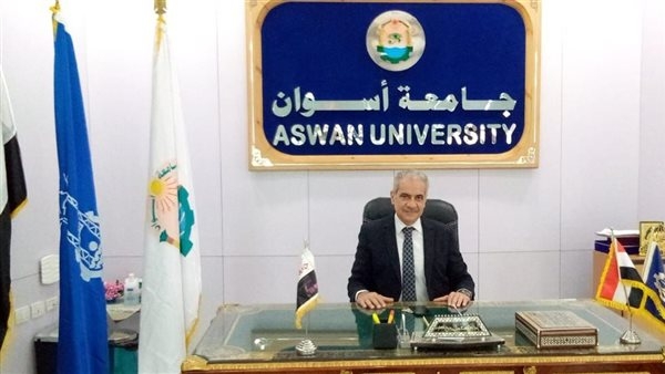 رئيس جامعة أسوان يطمئن على المدير التنفيذي للمستشفيات بعد جراحة ناجحة