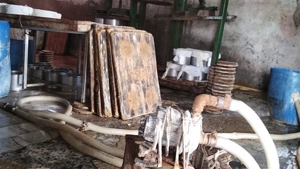 غلق وتشميع معمل بدون ترخيص وإعدام 45 كيلو ألبان فاسدة بالبحيرة