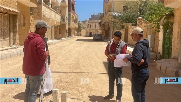 استكمال خطة الرصف وتركيب الأنترلوك بالشوارع الضيقة بالأحياء السكنية في مطروح
