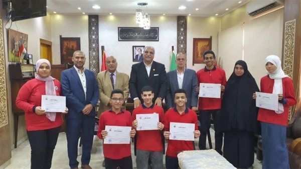 تكريم أوائل طلبة المدارس الرسمية لغات والمتميزة لغات في القليوبية