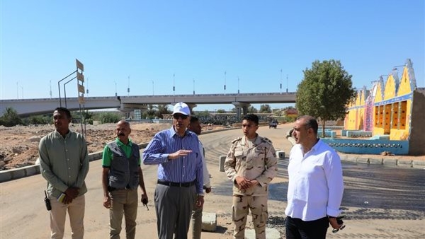 محافظ أسوان يتفقد إنشاء مطالع ومنازل بمحور بديل الخزان