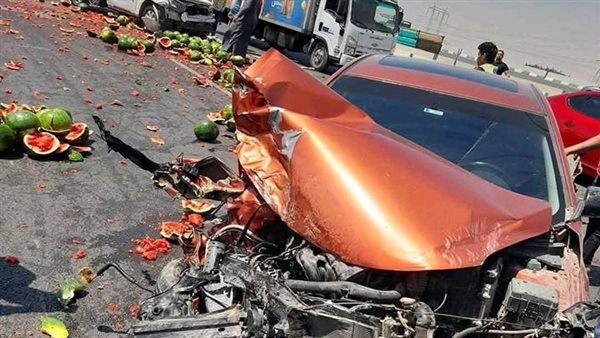 إصابة 4 أشخاص في حادث تصادم بين سيارتين على طريق الواحات (صور)