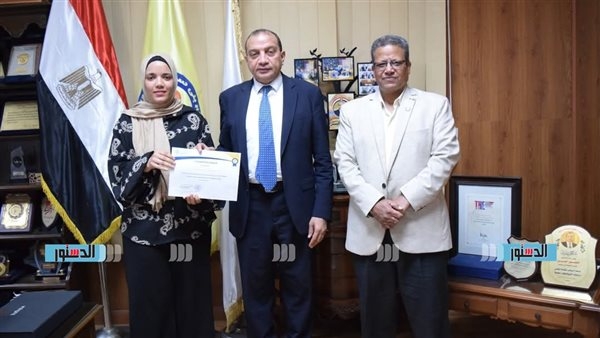 رئيس جامعة بني سويف يكرم طالبة كلية الزراعة الفائزة بالمركز الأول بمسابقة "الفاوجيت"