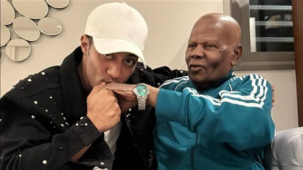 محمد رمضان يقبل يد والده: اللهم بارك في عمر وصحة أبويا