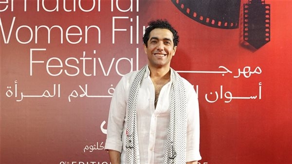 ظهور لافت لميدو عادل بالشال الفلسطيني في مهرجان أسوان: "موقفي واضح وداعم للقضية"