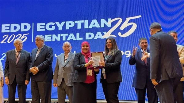 إهداء درع مؤتمر فعاليات اليوم المصري لطب أسنان طنطا 2025 لعميد الكلية